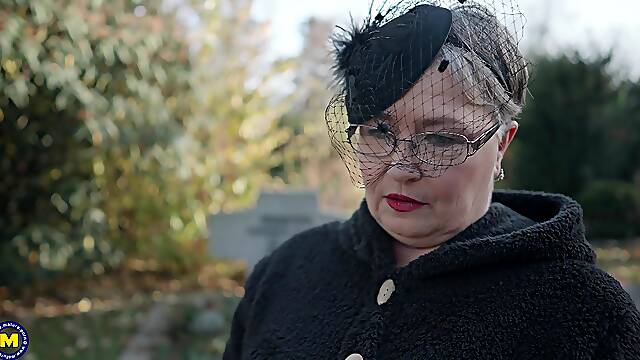 Mamma Nipote, Vedova Calze, La Vedova Matura