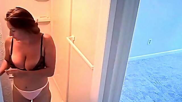 Spiata Mentre Scopa, Tettone In Bagno