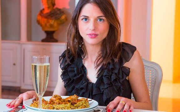 Cazzo Grosso Piccolo, Capelli Lunghi Lisci, Saltella, Magra Grandi Tette