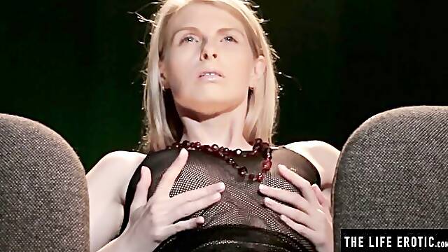 Milf Al Cinema, Voglia Di Guardare Film, Maglia Capezzoli