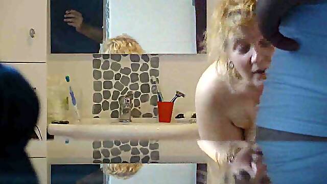 Beccato Bagno, Nascosti In Bagno, Nonna Spy