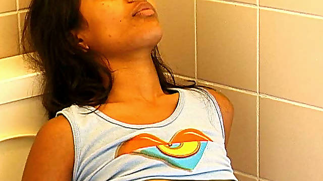 Masturbazione Toilette, Scopata In Bagno Pubblico