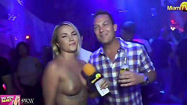 Mostrare Le Tette In Pubblico