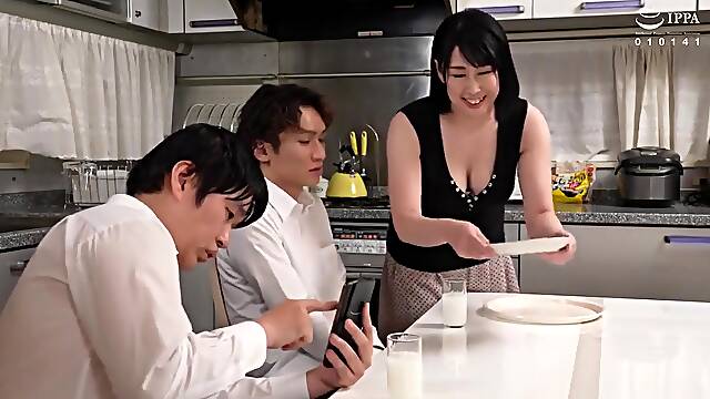 Mis Amigos Se Follan A Mi Madre, Madre Japonesa Creampie