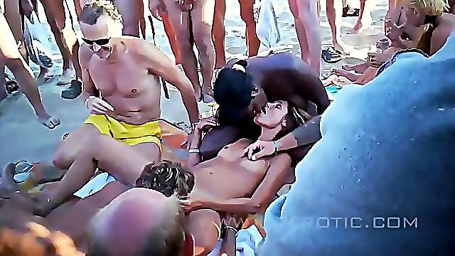 Spiaggia Matura, Gruppo In Spiaggia