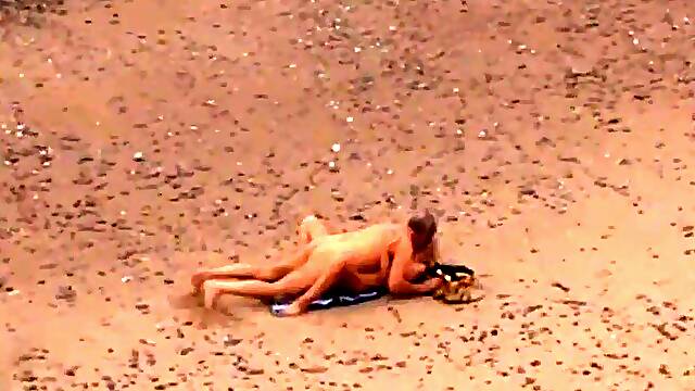 Maturi Spiaggia, Coppia In Spiaggia Con Guardone