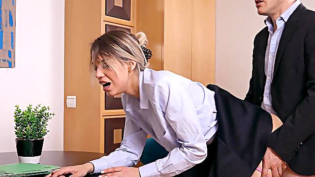 Sesso Vestita, Scopate In Ufficio, Scopata Alla Pecorina